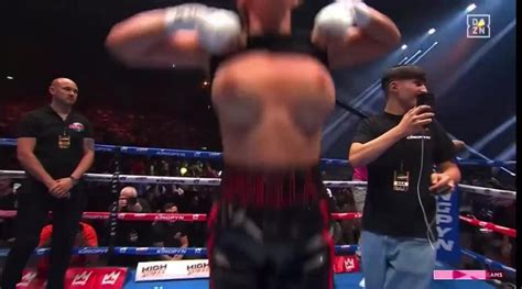 boxer that flashed crowd|Boxing: Daniella Hemsley flashes crowd after Kingpyn。